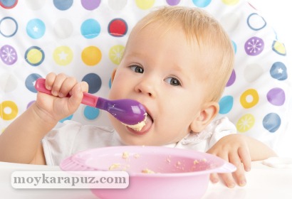 Ребенок кушает самостоятельно из тарелки