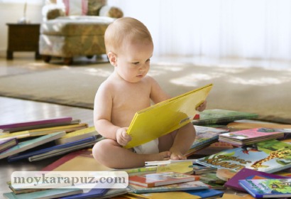 Малыш рассматривает книжки