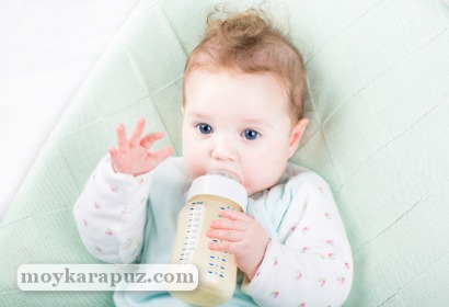 Малыш с бутылочкой