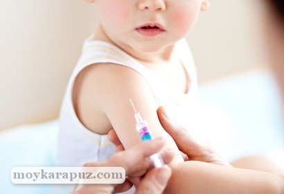 Ребенку ставят прививку