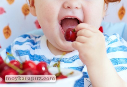 Ребенок ест вишенку