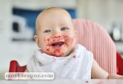 Малыш кушает ягоды