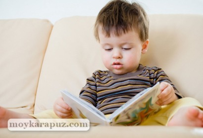 Малыш читает книжку