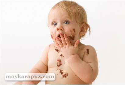 Младенец, измазанный шоколадной пастой
