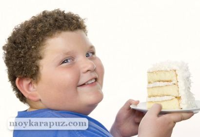 Полный мальчик с тортом