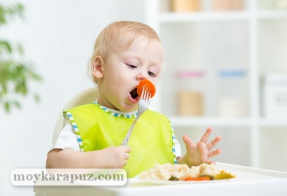 Ребенок ест овощи