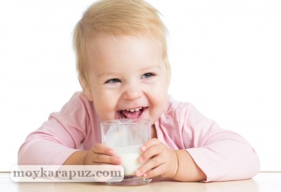 Ребенок пьет молоко