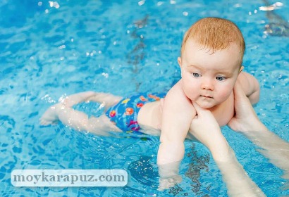 Малыш плавает