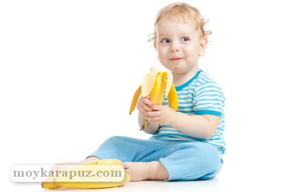 Ребенок есть банан