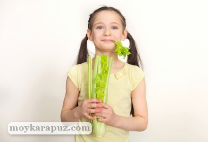 Ребенок ест полезный овощ