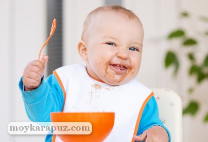 Ребенок кушает сливовое пюре
