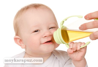 Малыш пьет ягодный сок