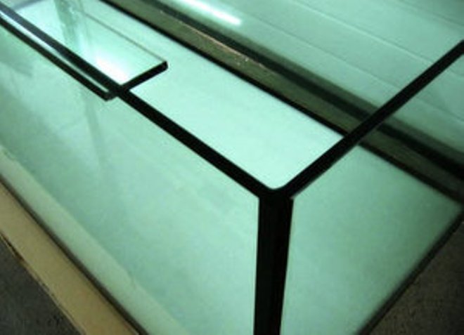 Черный силиконовый герметик для аквариума