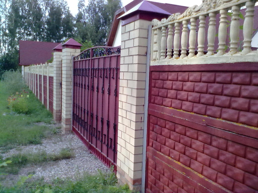 Окрашенный бетонный забор