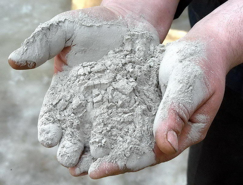 Серый цемент