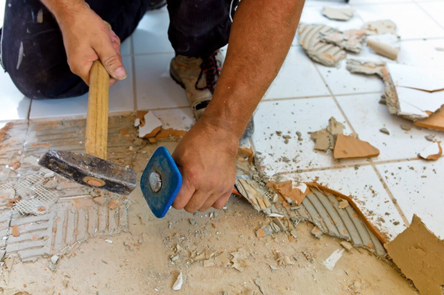 При демонтаже плитки бывает, что один удар, произведенный вручную, лучше сотни от перфоратора