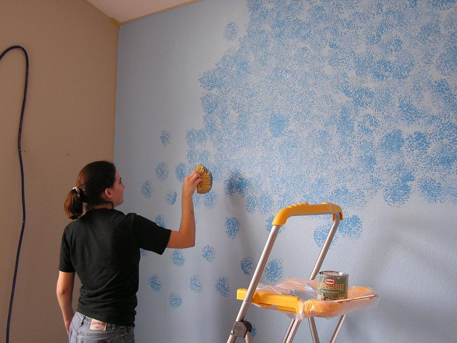 Покраска стены декоративной краской