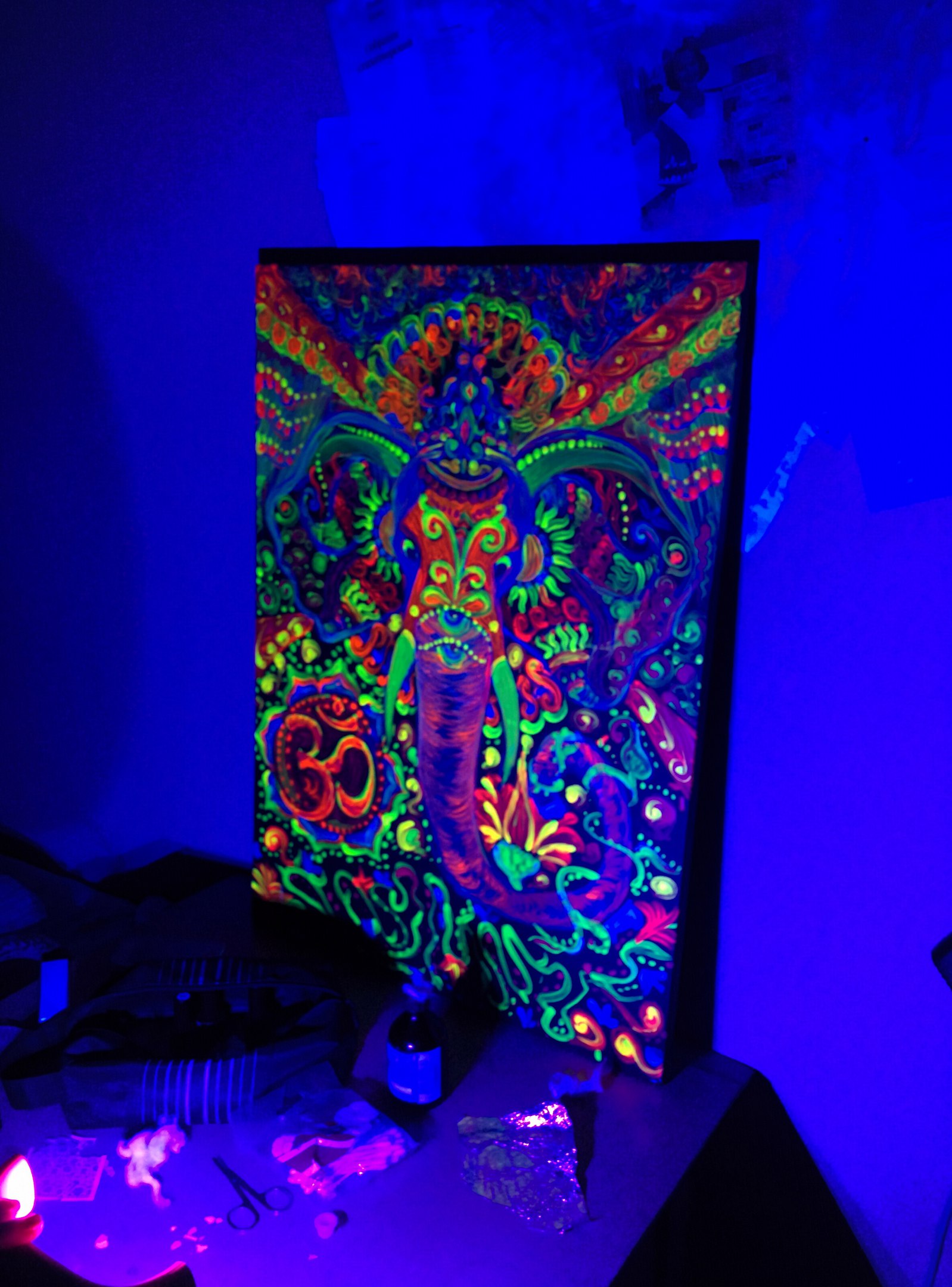 Картина флуоресцентными красками 