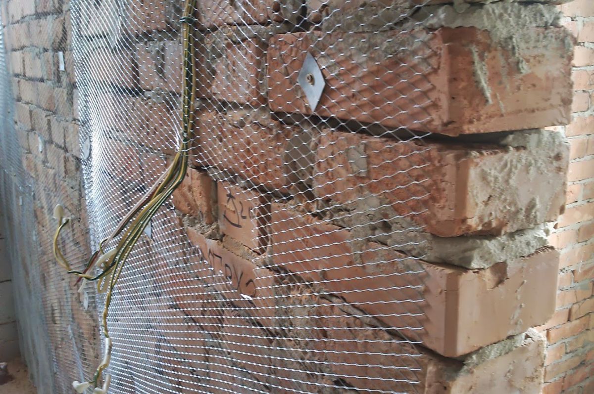 Армирующая сетка на кирпичной стене