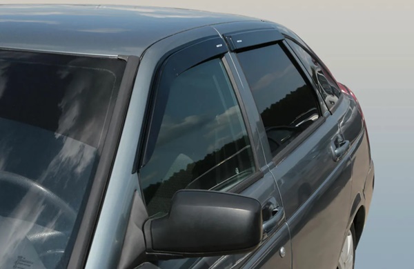 Надежная установка дефлектора на окно автомобиля