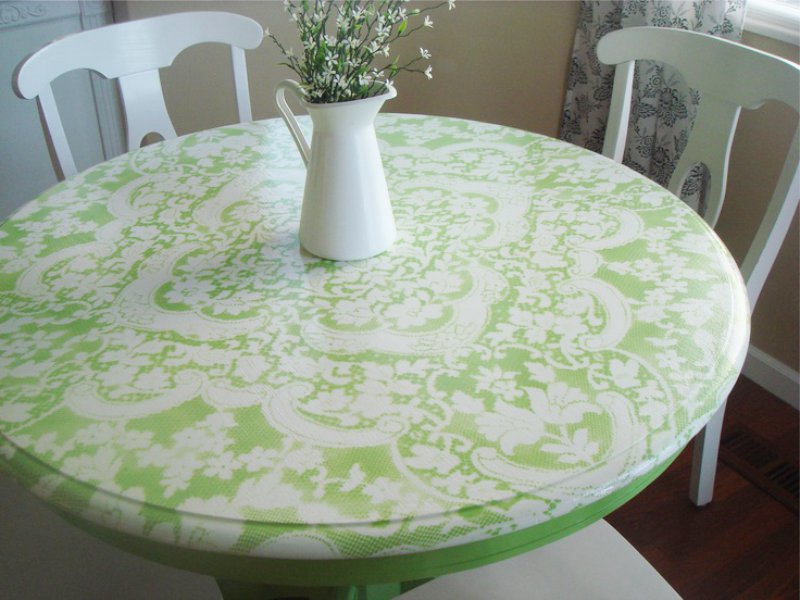 Покраска стола с помощью тюли