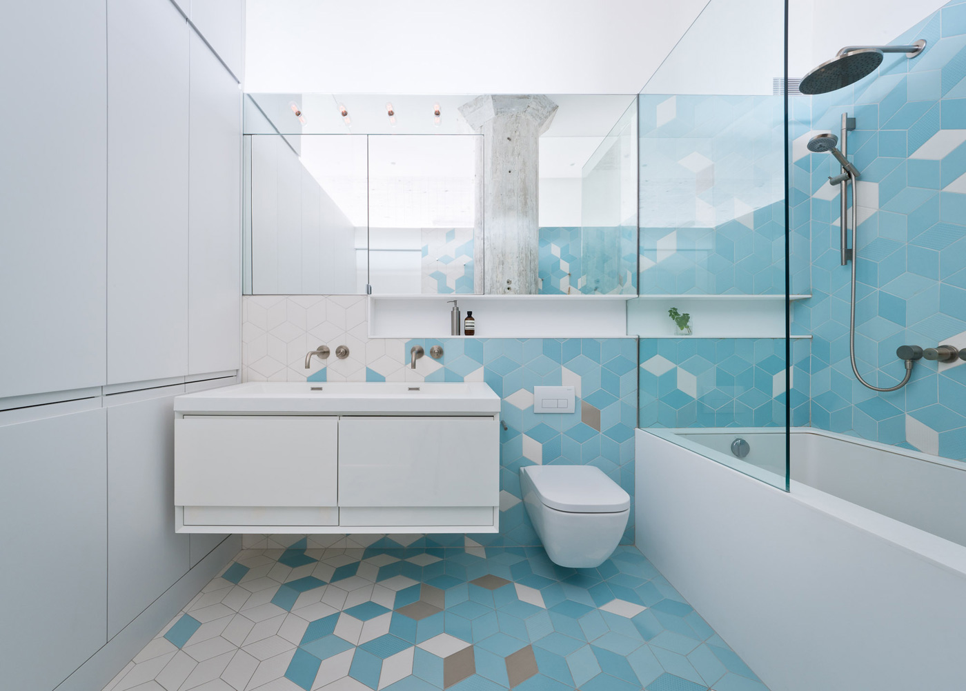 Ванная комната в белом и голубом цвете